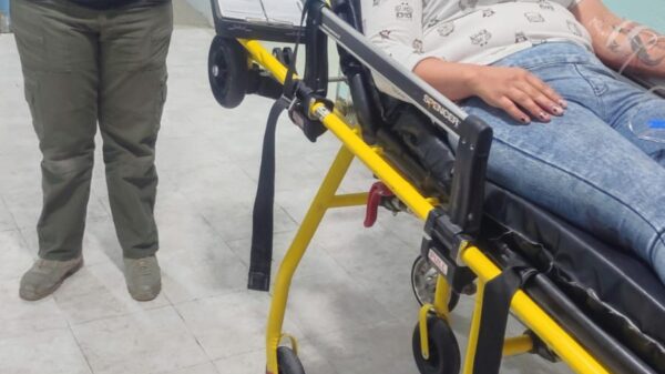 Se localizó a una mujer consciente y orientada, quien presentaba una laceración en la región frontal con hemorragia activa.