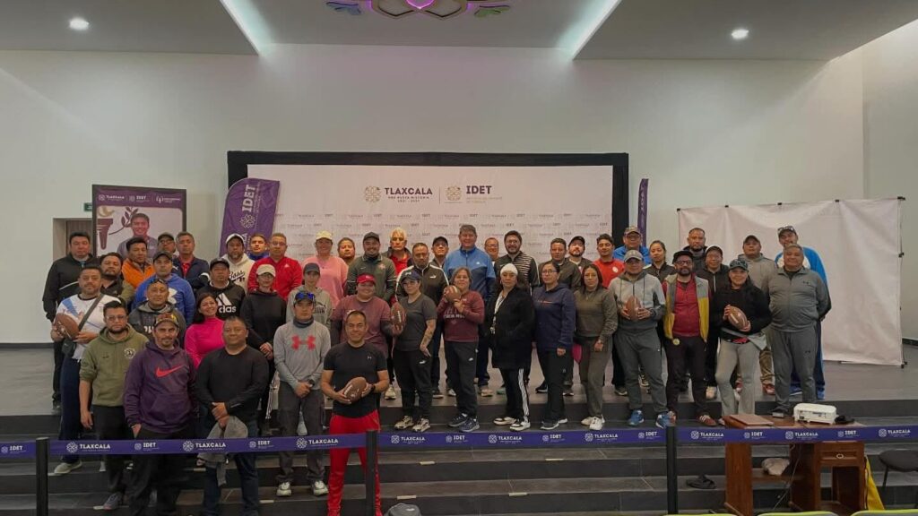 Con el objetivo de fortalecer la preparación deportiva de estudiantes tlaxcaltecas, más de 50 docentes, entrenadores y personas vinculadas al ámbito deportivo participaron en una capacitación de tochito bandera, organizada por el Instituto del Deporte de Tlaxcala (IDET).