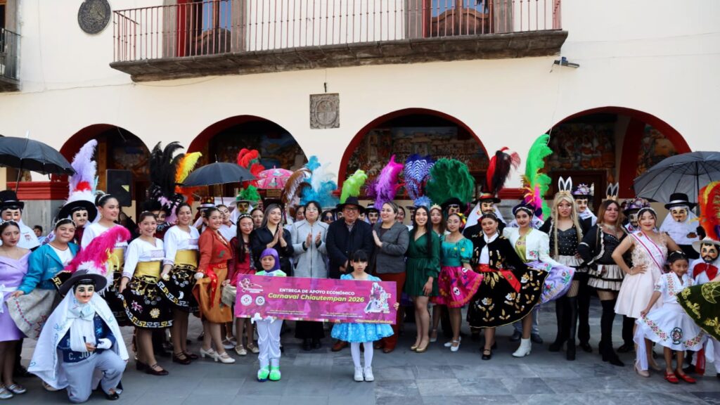 Blanca Angulo entrega apoyos económicos a camadas de Chiautempan