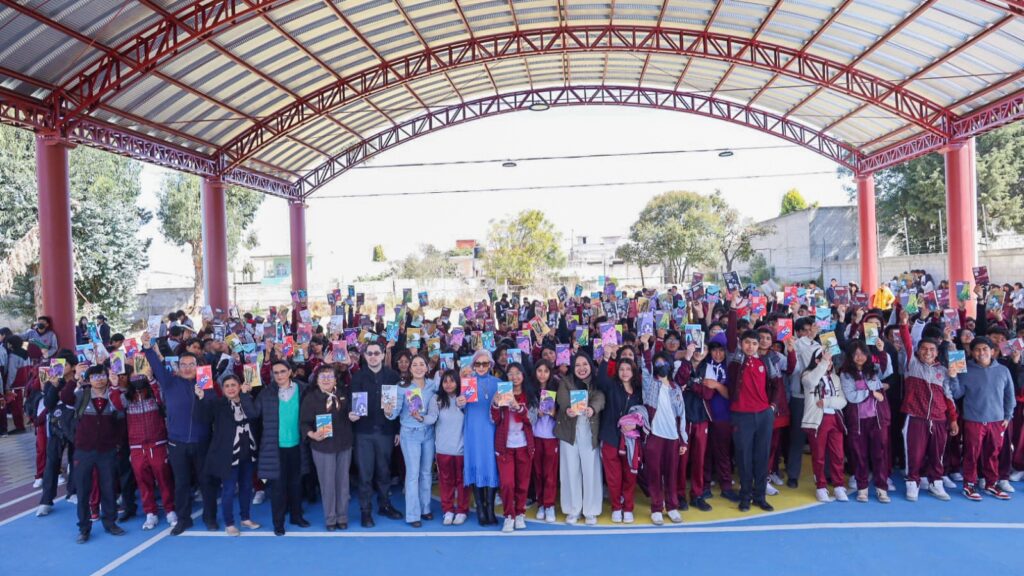 El Gobierno Municipal de Chiautempan, hizo entrega de más de 300 libros a estudiantes del CETIS 132 en la comunidad de Santa Cruz Guadalupe