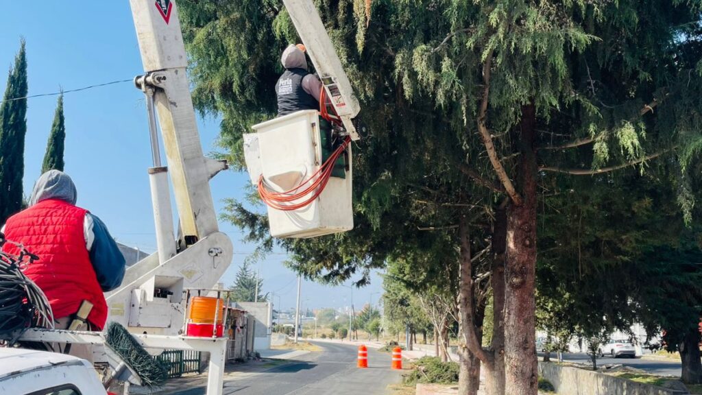 Con el firme compromiso de mantener un municipio ordenado, limpio y funcional, las brigadas de Servicios Municipales realizan diariamente trabajos en distintos puntos de Huamantla