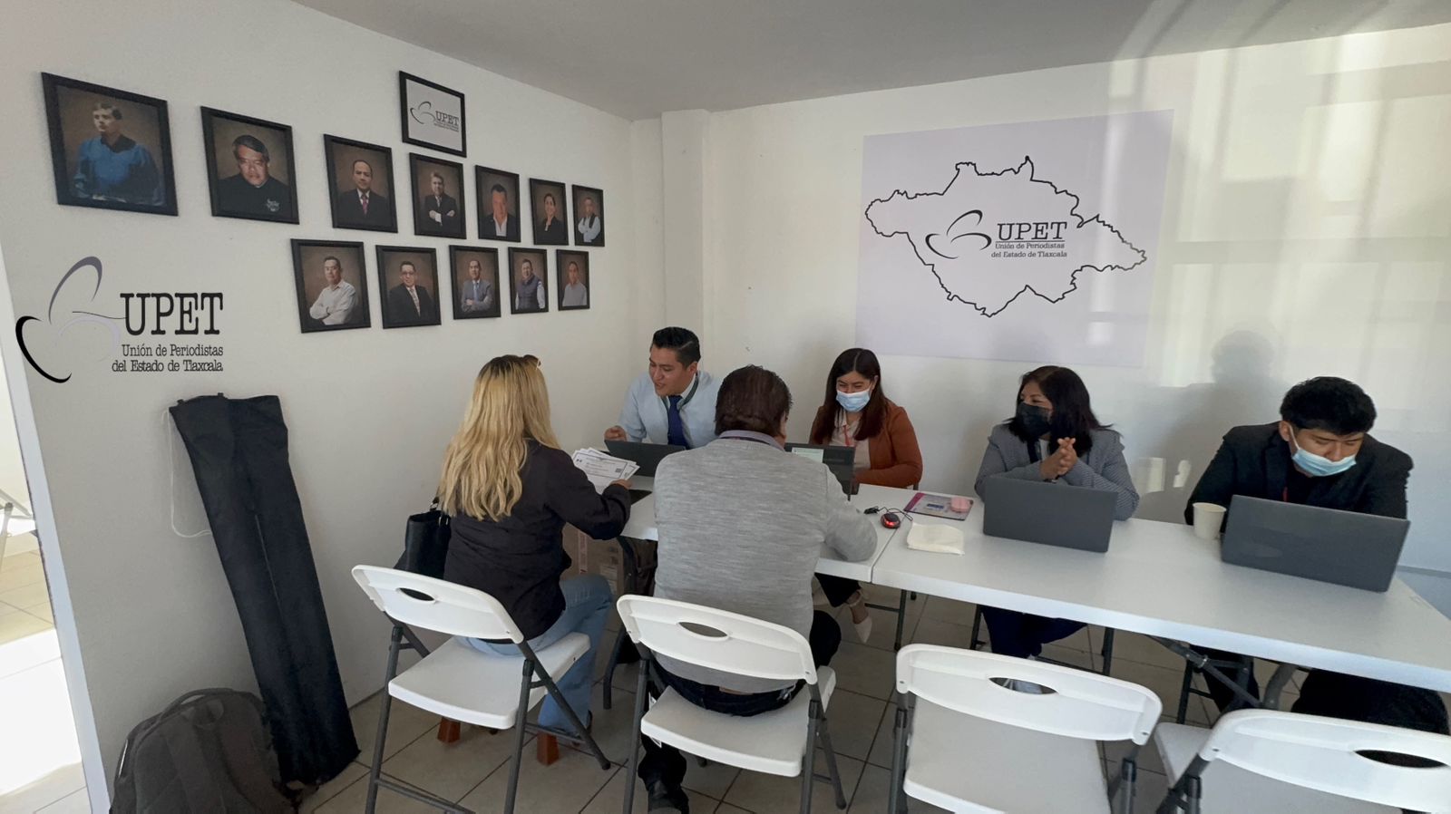 Periodistas de todo el territorio estatal acudieron ayer para ser beneficiarios del IMSS-Bienestar. imagen: Cortesía UPET