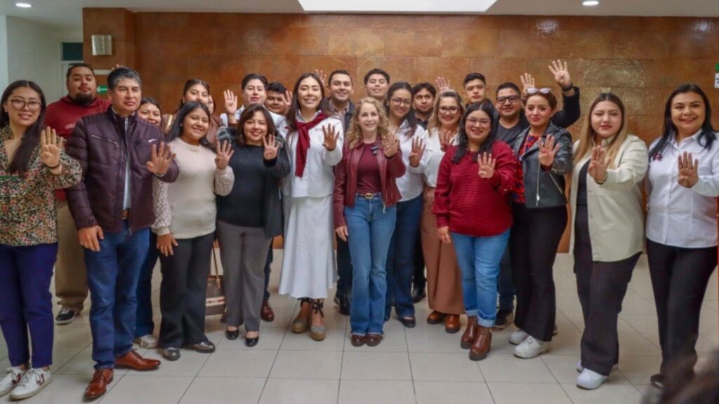 La presidenta del Comité Ejecutivo Estatal de Movimiento Regeneración Nacional en Tlaxcala, Marcela González, sostuvo un encuentro con jóvenes tlaxcaltecas que participarán en el Primer Campamento Juvenil del partido, a celebrarse en Acapulco, Guerrero.