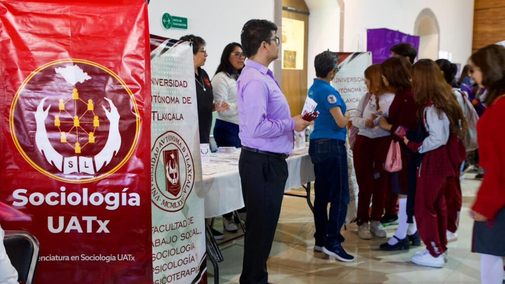 300 estudiantes de nivel medio superior, el Gobierno Municipal de Huamantla que encabeza Salvador Santos Cedillo llevó a cabo con gran éxito la Feria Educativa 2026, consolidándose como un espacio clave para orientar a la juventud en la elección de su futuro profesional.