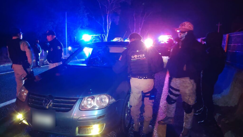RECUPERA DIRECCIÓN DE SEGURIDAD PÚBLICA VEHÍCULO CON REPORTE DE ROBO Y PONE A DISPOSICIÓN A UNA PERSONA EN HUAMANTLA