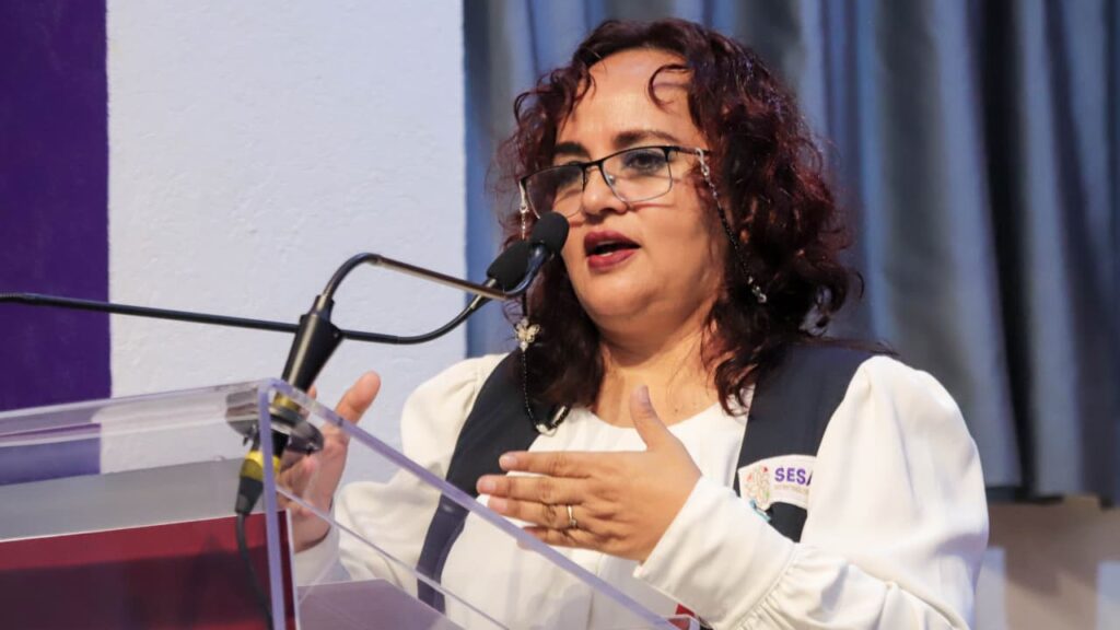 Para continuar la estrategia de vacunación, se han establecido macrocentros en Apizaco, Huamantla y Tlaxcala; además, se dispone de dosis en farmacias y algunos centros comerciales, informó la Sesa en Diálogo Circular