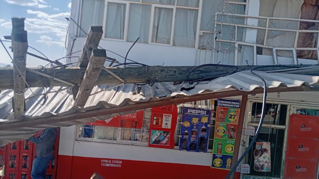 Atiende Dirección de Seguridad Pública caída de postes en San José Xicohténcatl; circulación ya fue restablecida