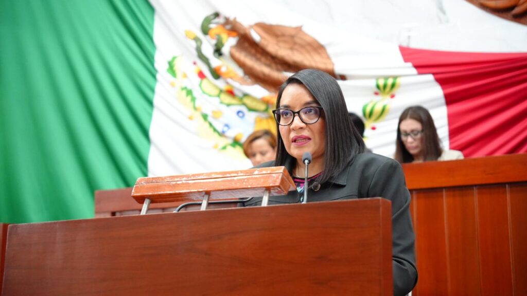 La diputada Laura Yamili Flores Lozano presentó ante el Pleno la Iniciativa por la que propone armonizar la Constitución Política del Estado Libre y Soberano de Tlaxcala en materia de Revocación de Mandato del cargo de Gobernador del Estado, a través de reformas y adiciones diversas.