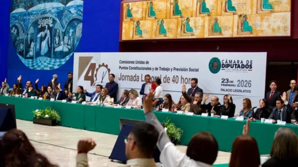 Las comisiones Unidas de Puntos Constitucionales y del Trabajo de la Cámara de Diputados aprobaron por unanimidad el dictamen que reducirá a 40 horas la semana laboral en el año 2030