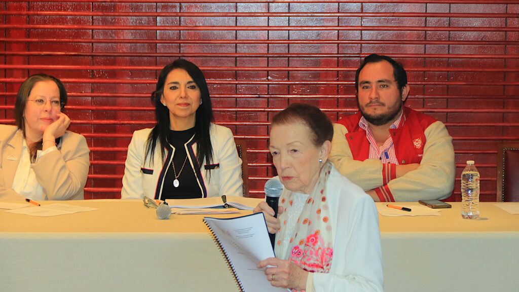 Plantea una metodología centrada en la observación sistemática de las habilidades, intereses y potencial de niñas y niños