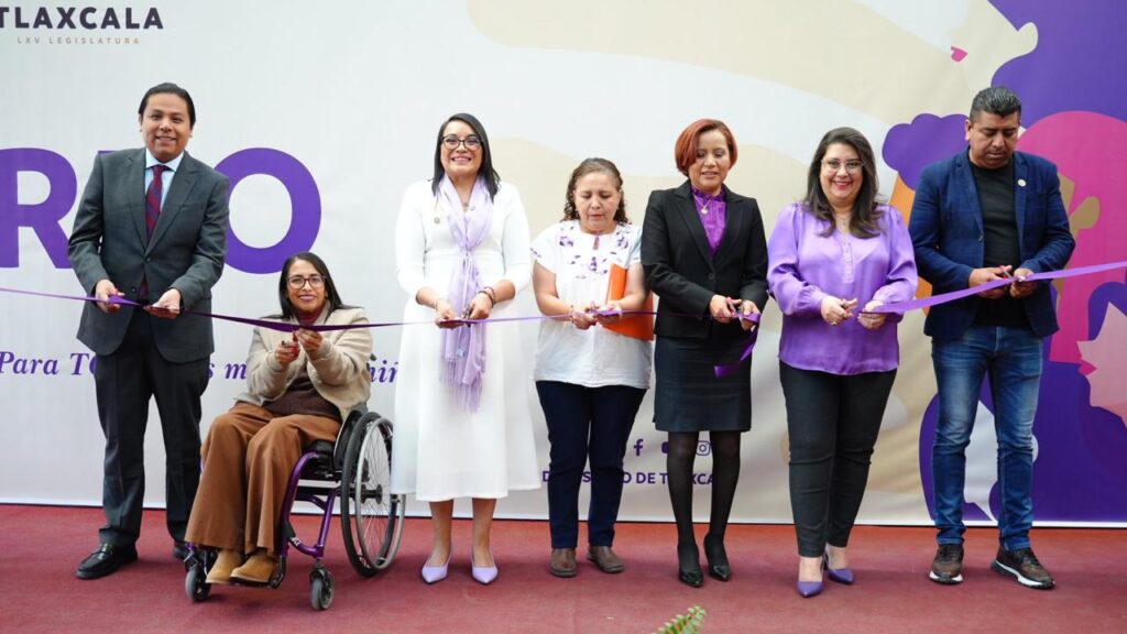 En el Patio Vitral del Congreso del Estado se inauguró la exposición “Ninalintzy de mi tierra”, obra de la artesana tlaxcalteca Norma García, originaria del municipio de Xicohtzinco.