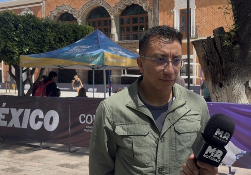 Daniel Moncayo Cervantes, director del Instituto del Deporte de Tlaxcala en entrevista con Martín Rodríguez durante el Mundial de Voleibol de Playa en Tlaxcala.