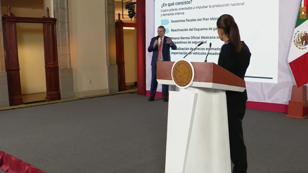 Ebrard anuncia programa para la industria de Vehículos Pesados, una estrategia que garantiza la modernización.