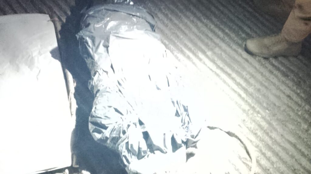 Actuación inmediata evita desinformación tras colocación de objeto en puente peatonal