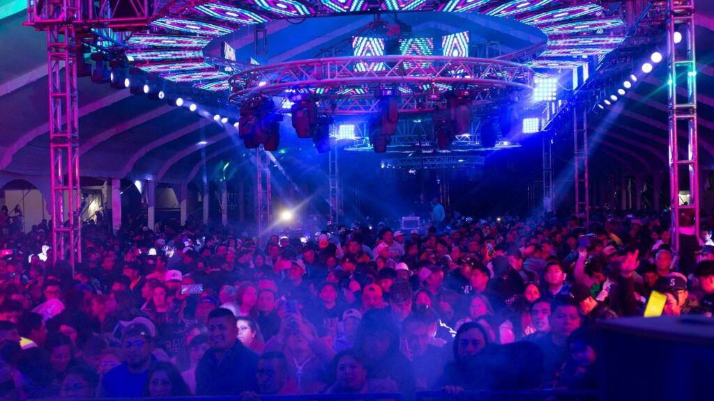 MILES LLENAN EL TEATRO DEL PUEBLO DE APIZACO CON SONIDO FANIA Y SONIDO CÓNDOR