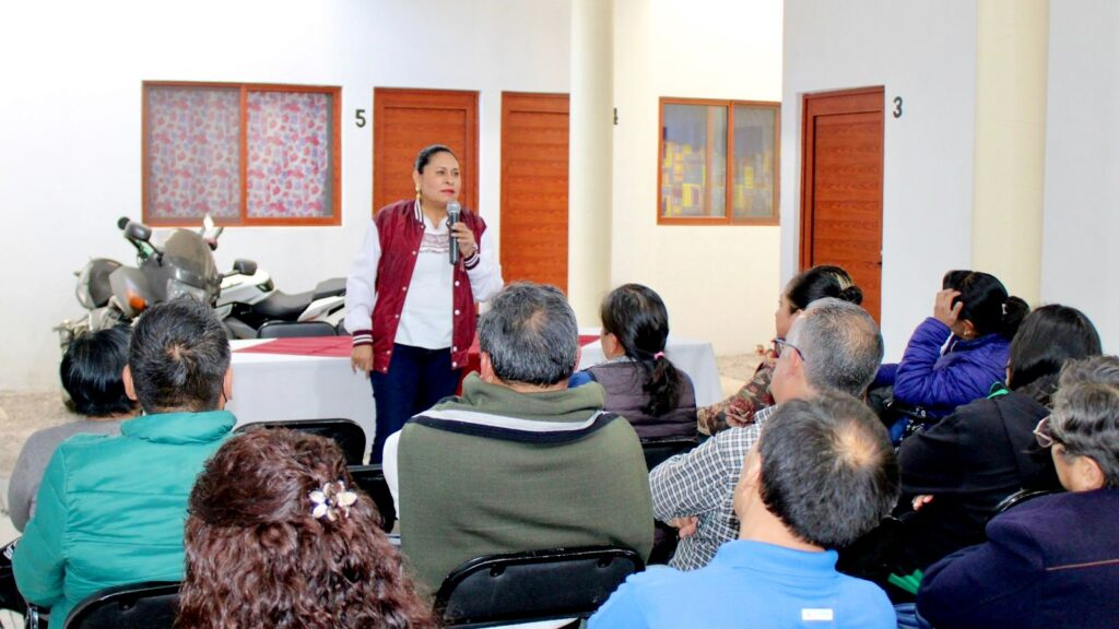 En encuentro con docentes durante una asamblea informativa en defensa de la presidenta Claudia Sheinbaum Pardo, la senadora llamó a fortalecer la capacitación docente y modernizar la oferta educativa para responder a los retos del desarrollo