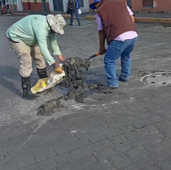 CAPAMH atiende colapso en red de drenaje sanitario en la calle Matamoros