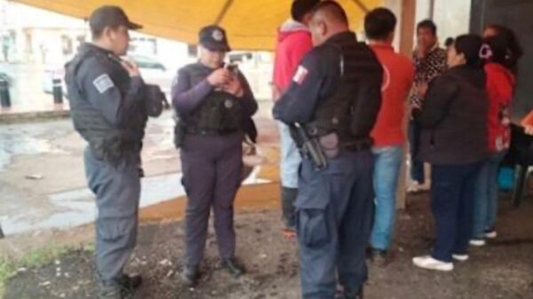 El robo ocurrió alrededor de las 17:30 horas en el negocio conocido como “Barbacoa Suárez”, ubicado sobre la calle 20 de Noviembre, cerca de la carretera Vía Corta Puebla–Santa Ana