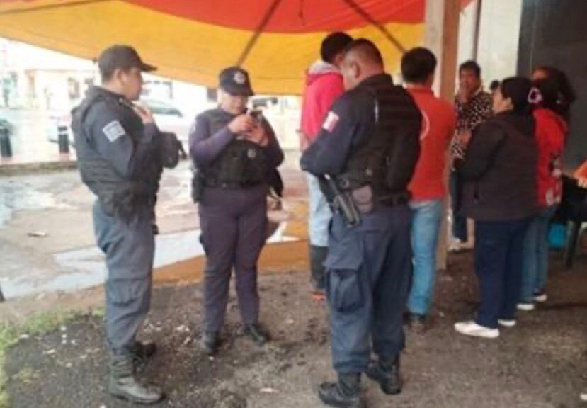 Huyen con celulares y efectivo, tras asalto en un comercio de Barbacoa en Tlaltelulco