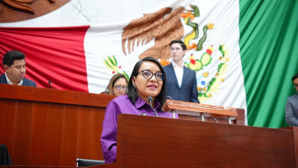 La iniciativa plantea que, actualmente, el marco jurídico estatal no contempla un tipo penal específico que sancione a servidores públicos que ejerzan atribuciones que no les corresponden