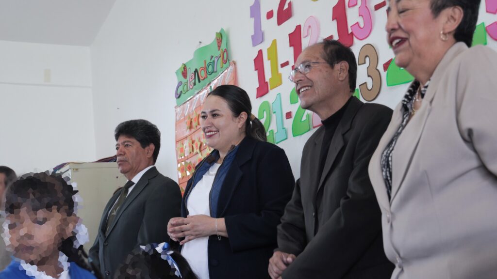 La presidenta municipal de Chiautempan, Blanca Angulo Meneses, informó que avanza de manera importante la construcción de la séptima techumbre escolar en el municipio, la cual se edifica en las primarias Hidalgo y Xicohténcatl de la comunidad de El Alto.