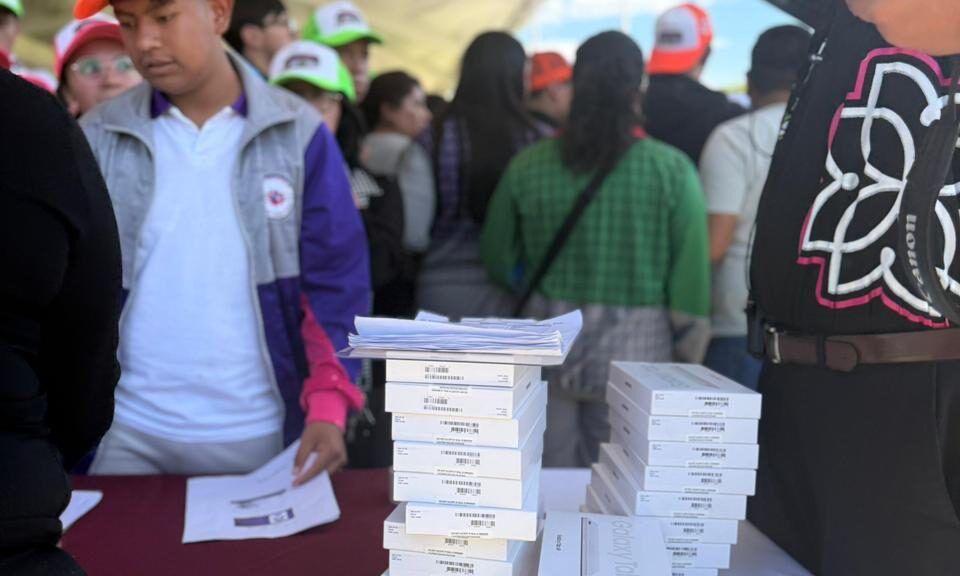 Más de 80 jóvenes de Huamantla reciben tabletas para fortalecer su educación