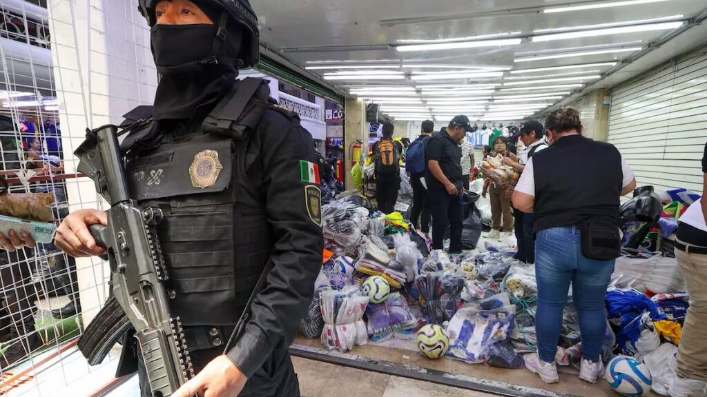 El Instituto Mexicano de la Propiedad Intelectual (IMPI) aseguró, en coordinación con el área de inteligencia policial de la Secretaría de Seguridad Ciudadana (SSC), 25 toneladas de mercancía con valor de 15.3 millones de pesos en cuatro bodegas y 15 locales en la calle Aztecas número 46, en Tepito.