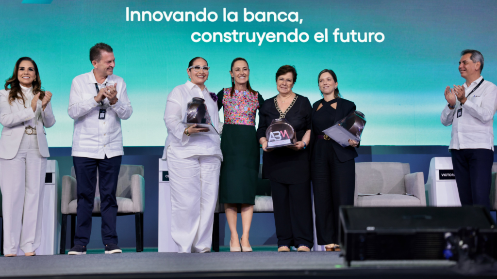 La presidenta Claudia Sheinbaum Pardo hizo un llamado a “trabajar juntos en los temas en que sí estamos de acuerdo”, en un discurso pronunciado ante representantes del sector financiero