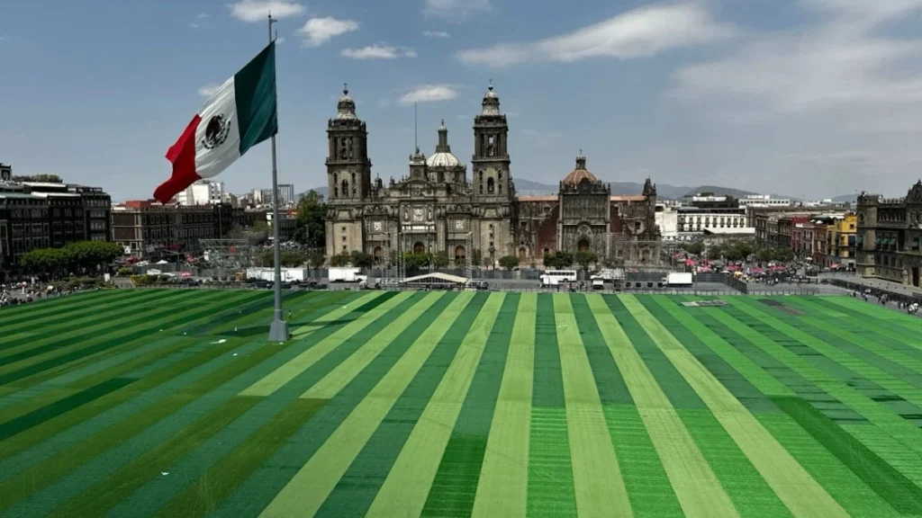 El Zócalo Capitalino se convierte en una cancha de Futbol Gigante