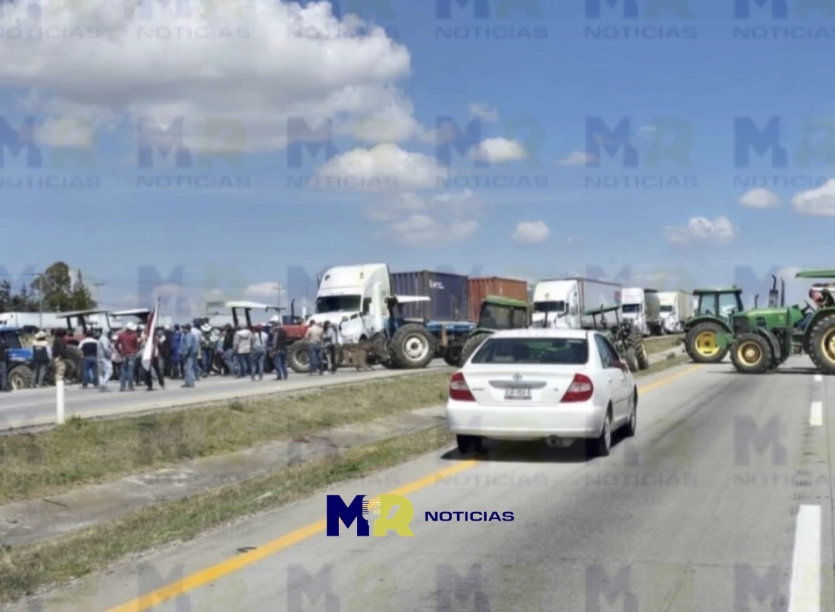 Por incumplimiento de acuerdos bloquean carreteras transportistas y campesinos