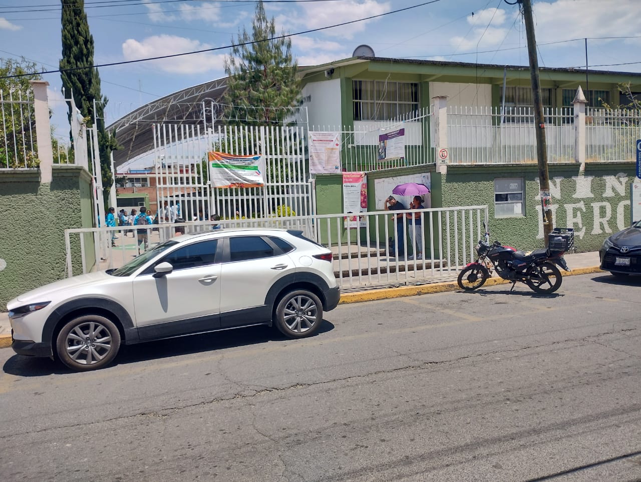 Ante las legítimas protestas de los padres, la directora Ma. Guadalupe Araoz Vega reaccionó con vehemencia, defendiendo a la tesorera y exigiendo “prudencia” a los padres. imagen: MR Noticias