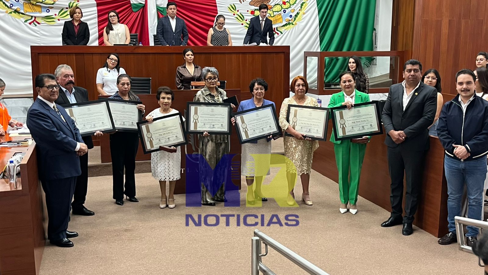 Entrega Congreso presea a docentes con más de 50 años de servicio