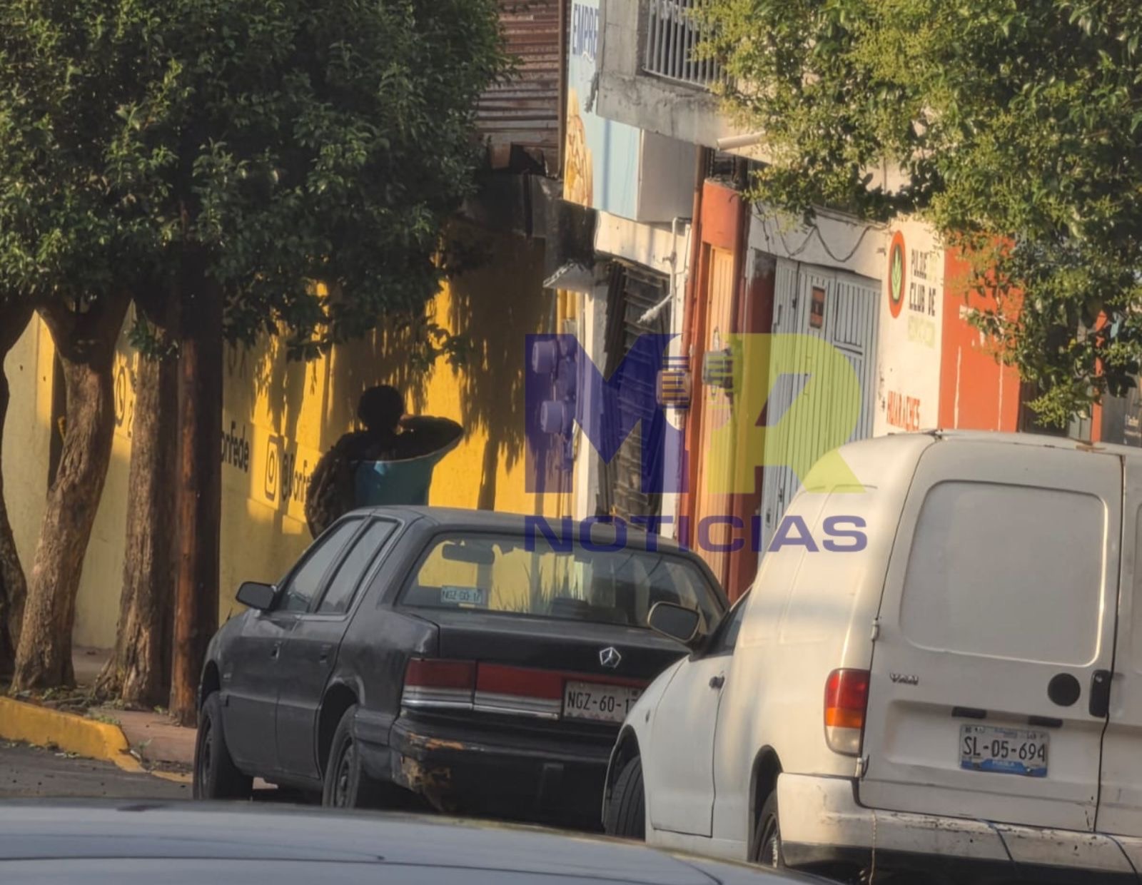 A plena luz del día roban cable de fibra óptica en la capital