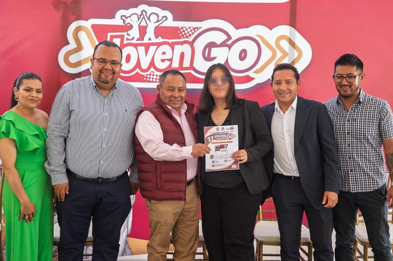 JAVIER RIVERA IMPULSA A LAS JUVENTUDES DE APIZACO CON LA ENTREGA DE TARJETAS “JOVEN GO”