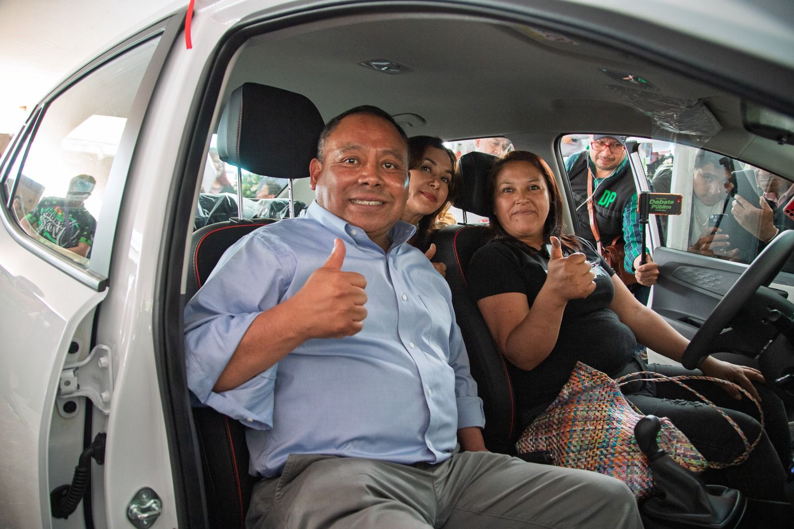JAVIER RIVERA LLEVA FELICIDAD A LAS MAMÁS APIZAQUENSES CON UN AUTO NUEVO Y MUCHOS PREMIOS MÁS