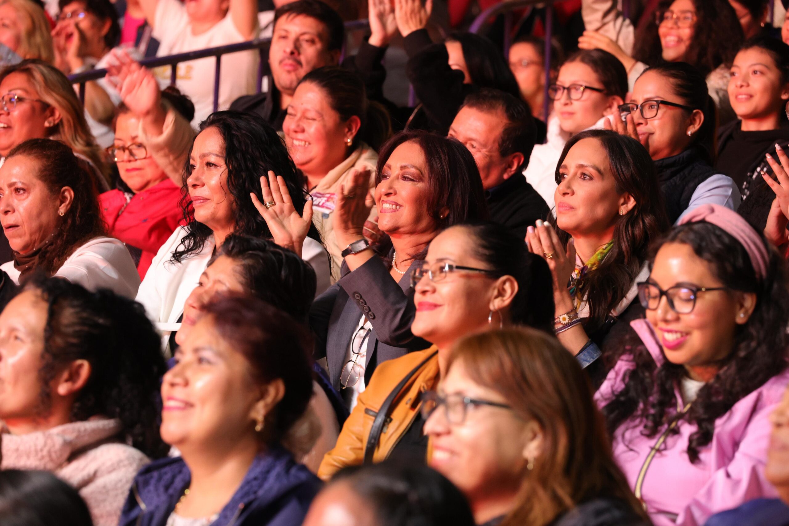 CELEBRA GOBIERNO ESTATAL Y SEDIF A LAS MADRES TLAXCALTECAS CON CONCIERTO DE PANDORA Y FLANS. 