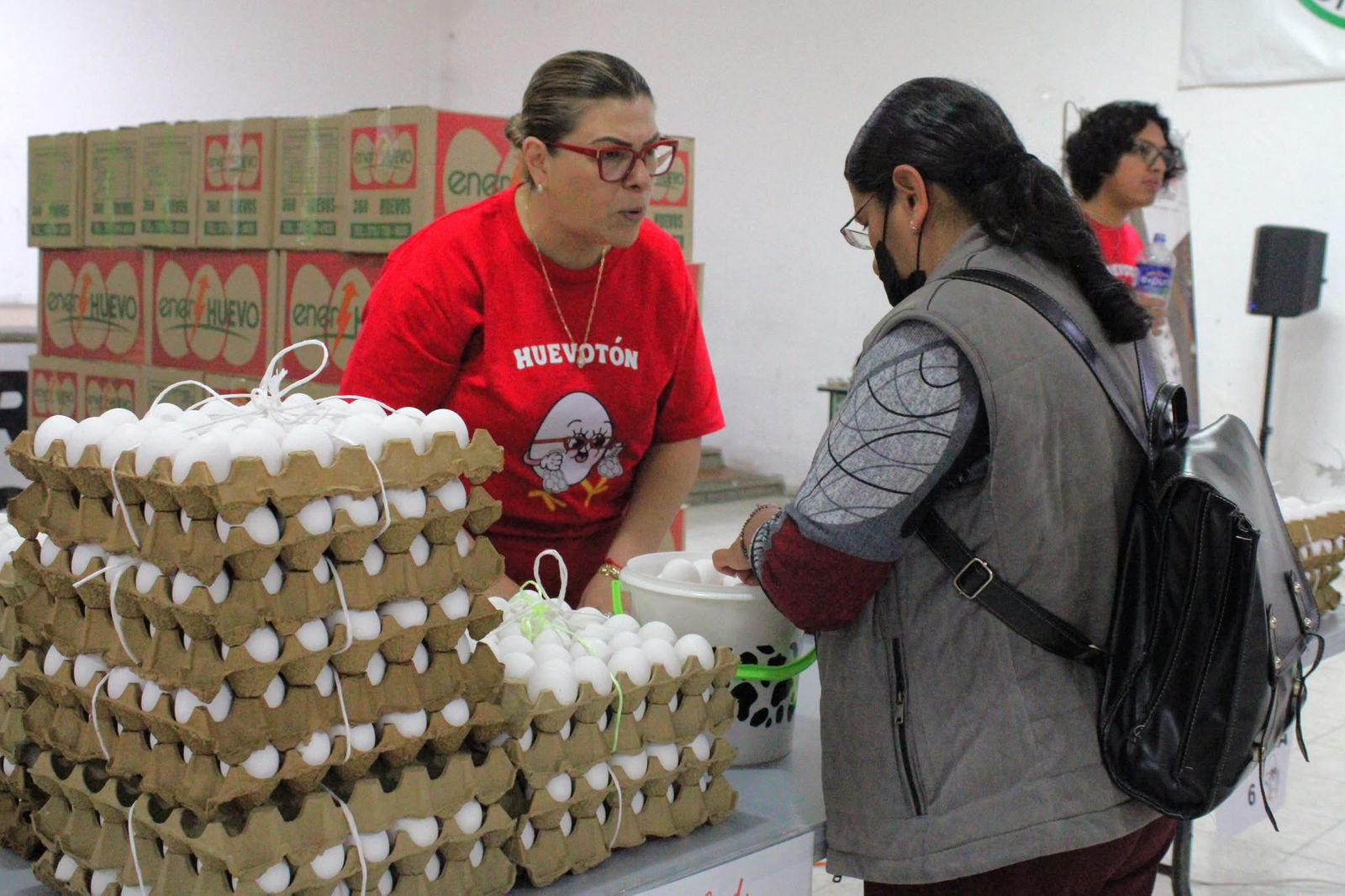 Regala Sandy Aguilar 5 toneladas de huevo a familias de Apizaco