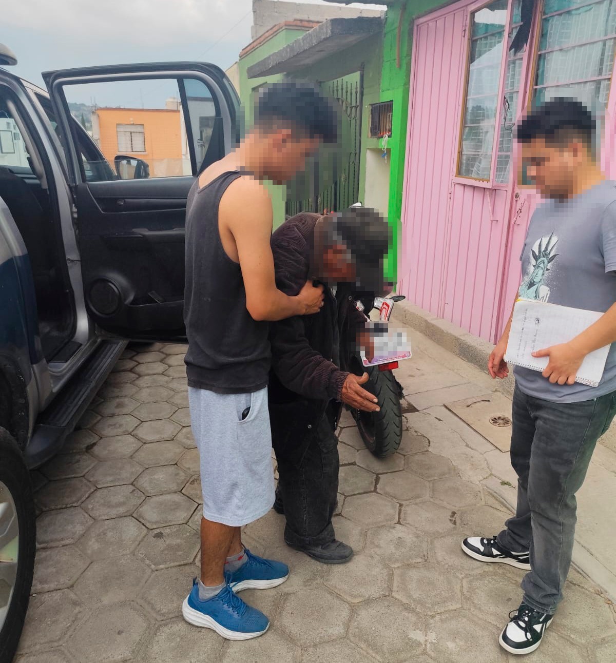 Policia de Chiautempan auxilia a persona de la tercera edad que se encontraba desorientado