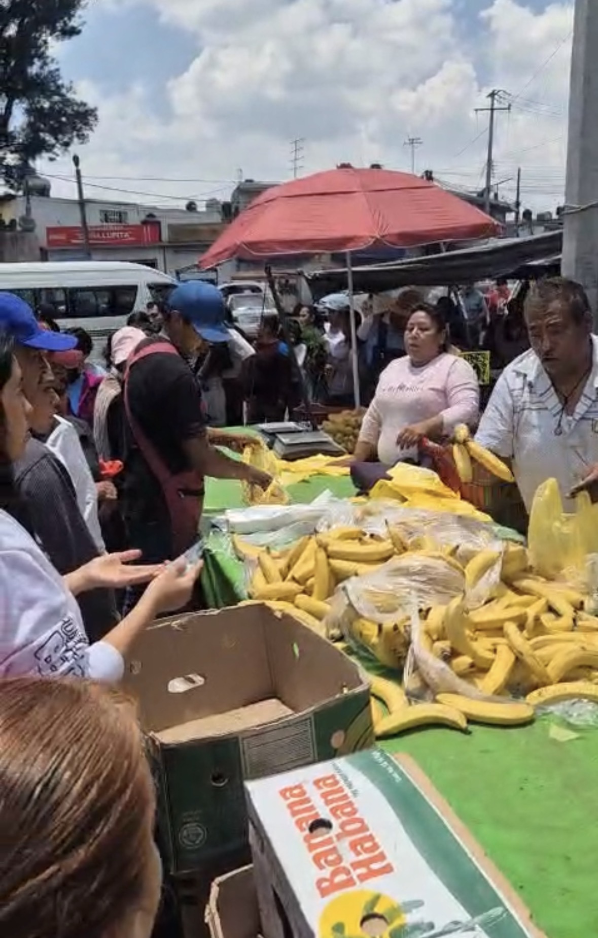 En la grafica aparecen comerciantes que vieron afectado su ingreso luego de los conflictos generados con el alcalde. MR Noticias