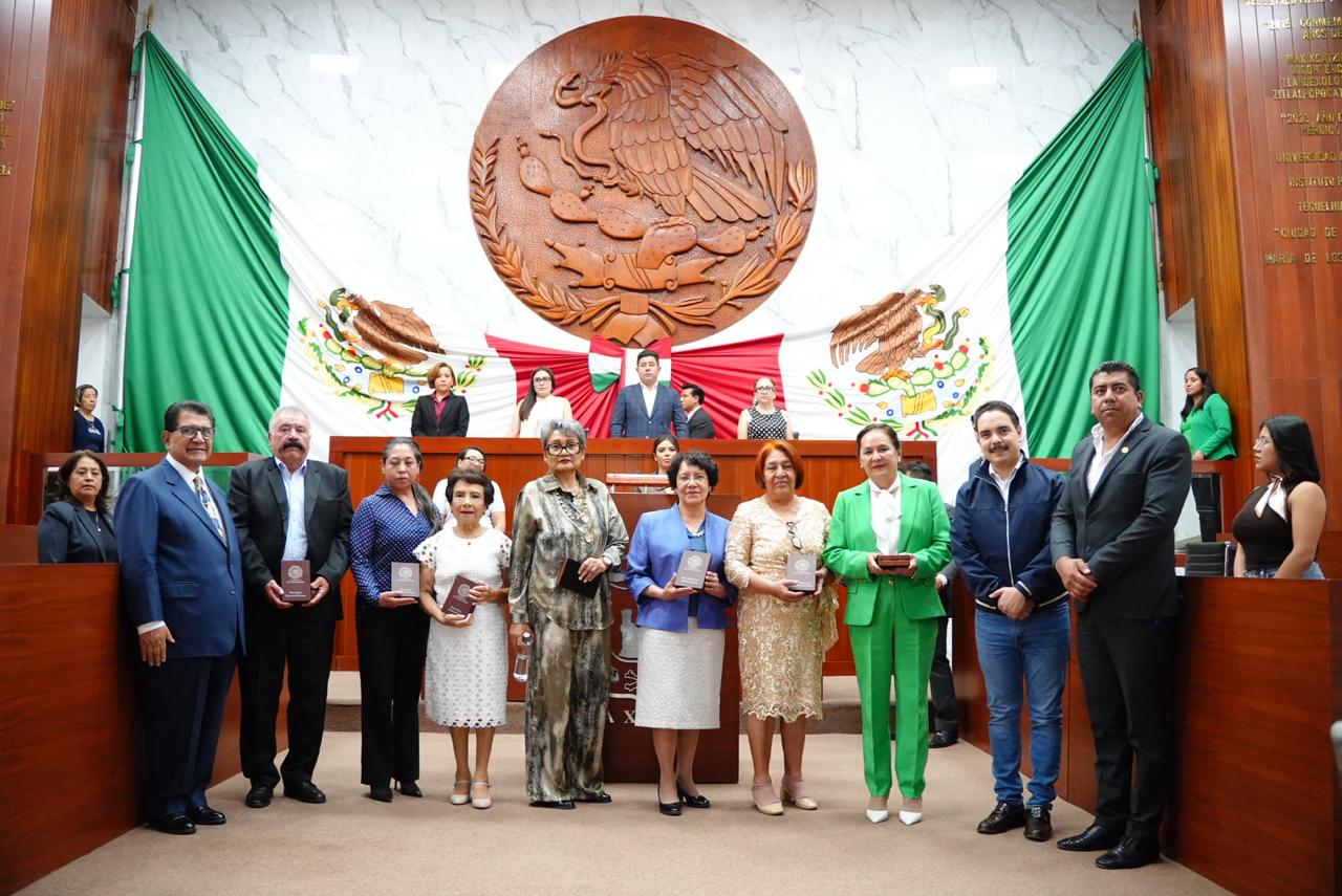 Entrega Congreso del Estado presea “50 Años por la Educación al Servicio del Pueblo