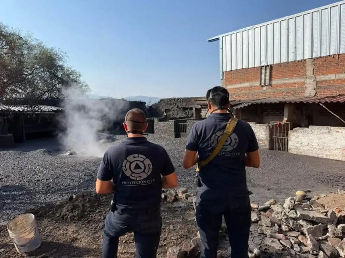 Nace géiser en el patio de una casa de El Salitre, Michoacán; autoridades resguardan zona