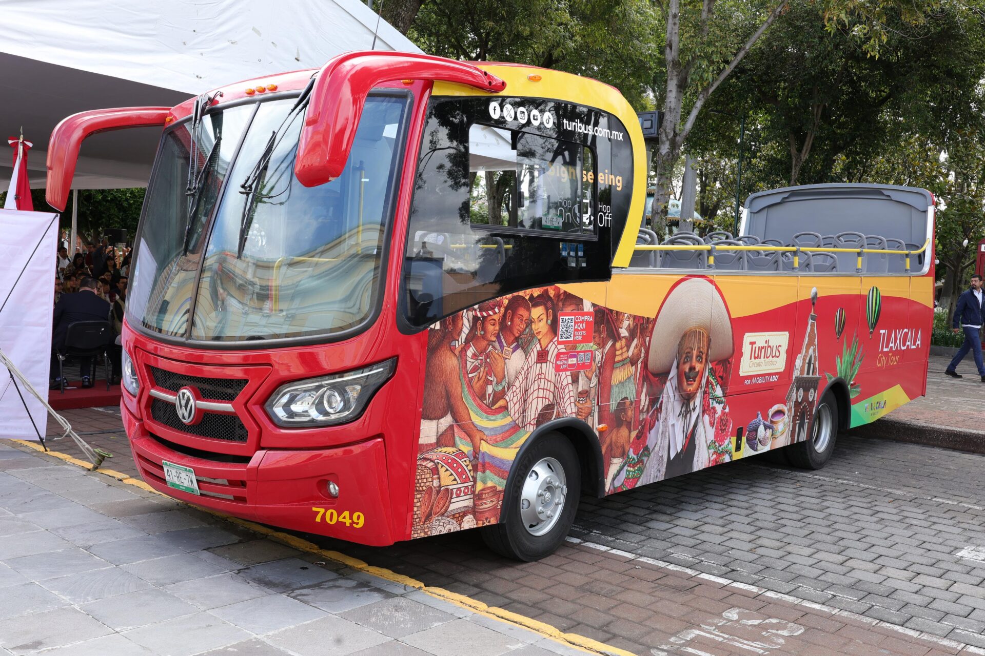 TLAXCALA FORTALECE LA OFERTA TURÍSTICA DE LA CAPITAL CON LA ENTREGA DE UN TURIBÚS