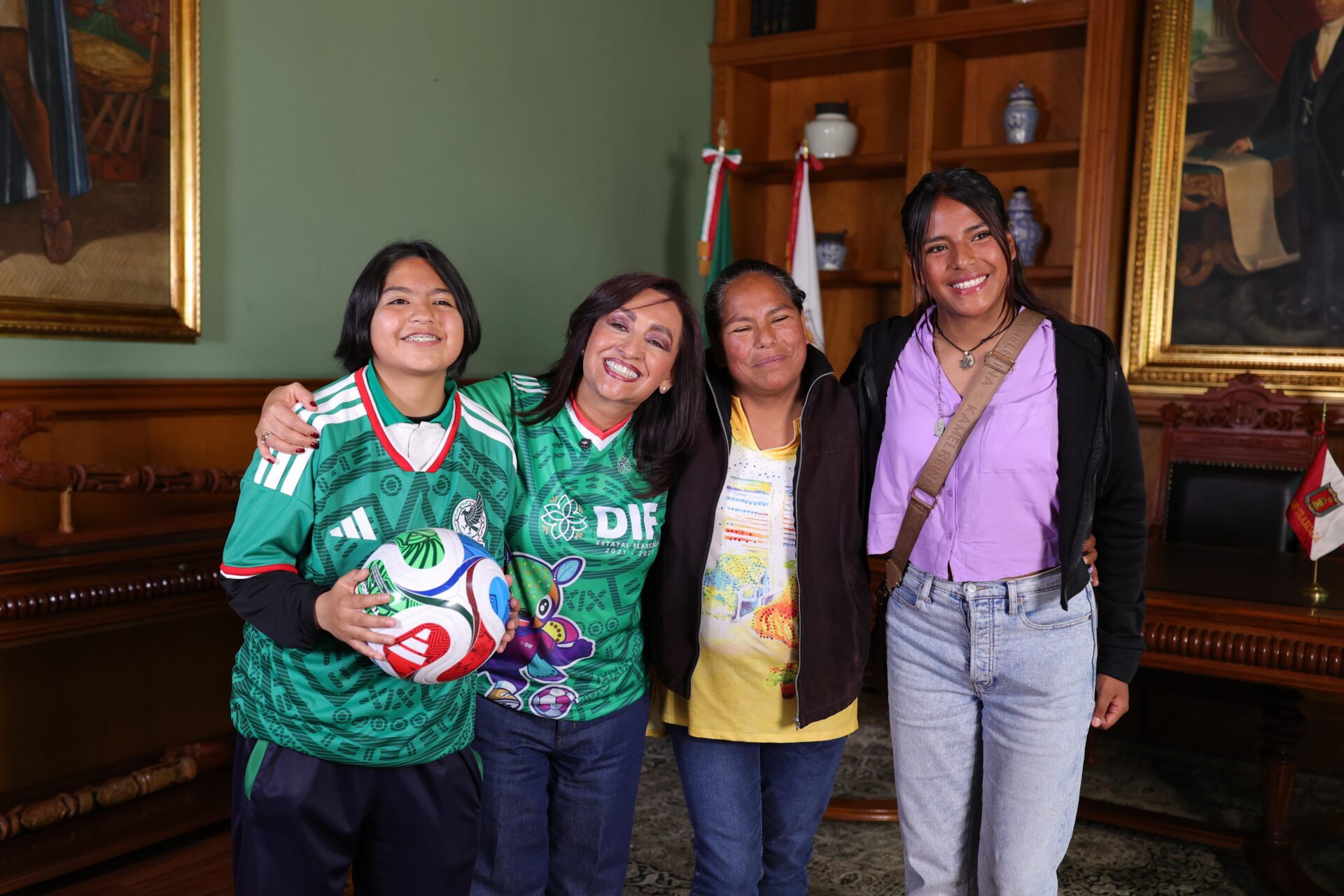 PREMIA GOBIERNO ESTATAL ENTUSIASMO MUNDIALISTA DE TLAXCALTECAS CON PLAYERAS DE LA SELECCIÓN MEXICANA