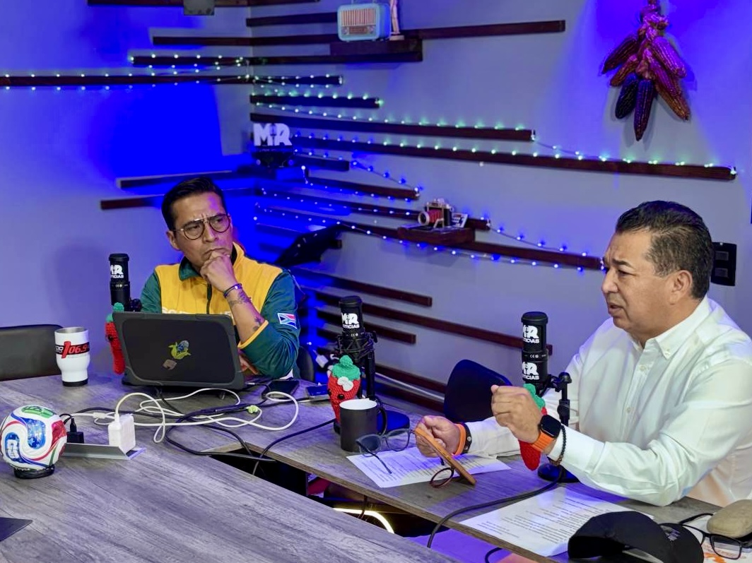 Ángel Meneses Barbosa en el estudio de MR Noticias, al acudir a entrevista, ahora como miembro de Movimiento Ciudadano (MC)