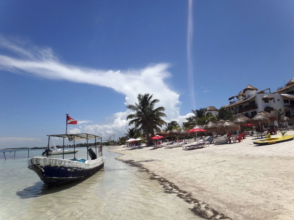 Sheinbaum anuncia que Mahahual tendrá protección para desarrollar ecoturismo comunitario