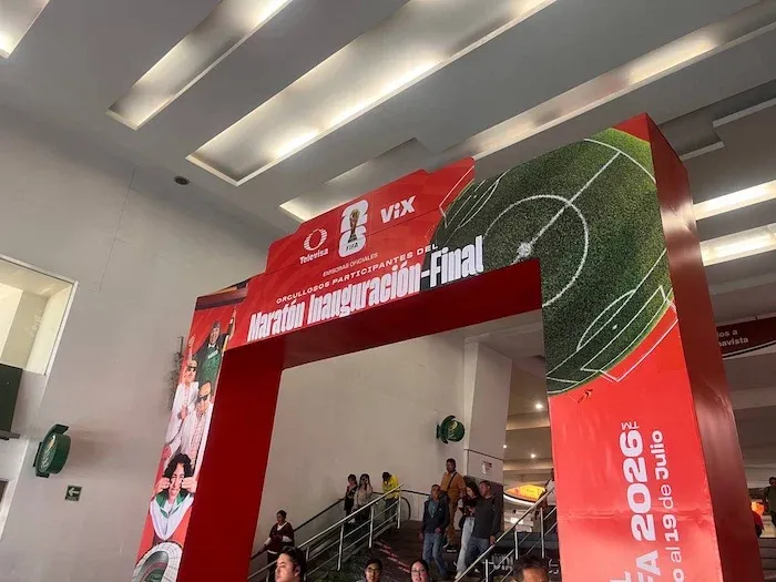 Usted se ilusiona, la pelota rueda... y Televisa y TV Azteca se hinchan de billetes