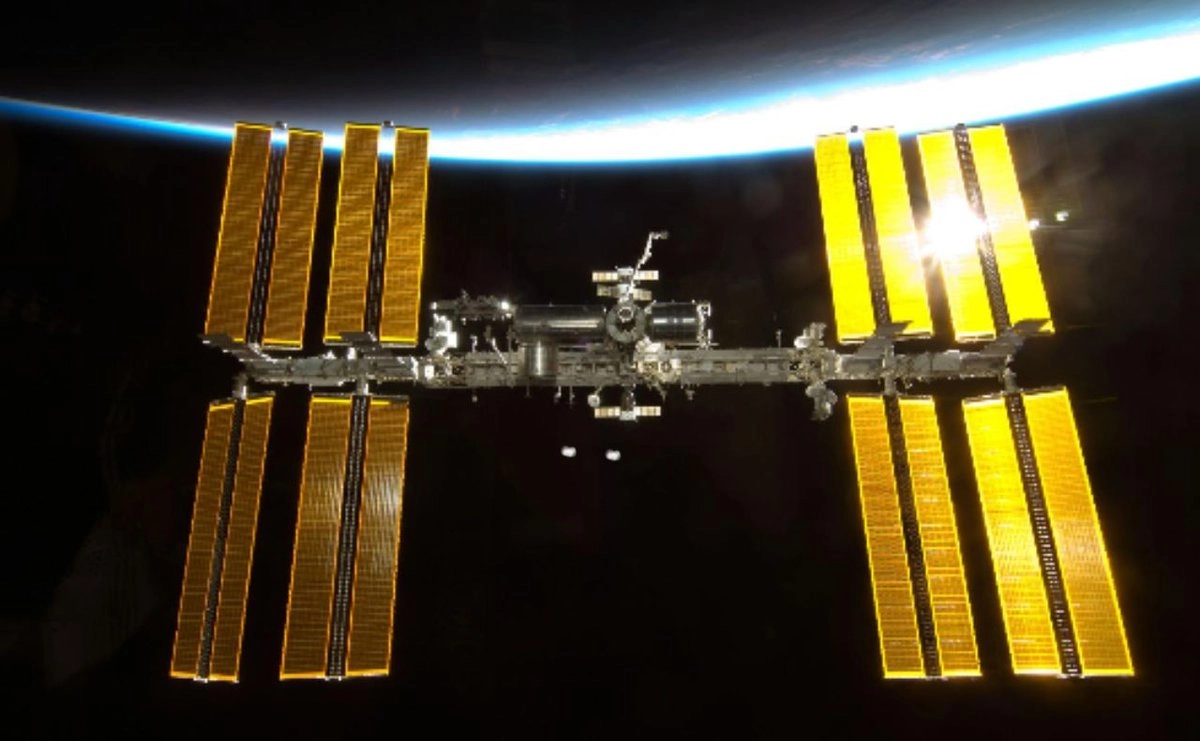 Las grietas que provocan la fuga en la Estación Espacial Internancional han sido motivo de preocupación desde hace tiempo, pero Roscosmos, la agencia espacial rusa, ha estado trabajando para repararlas.