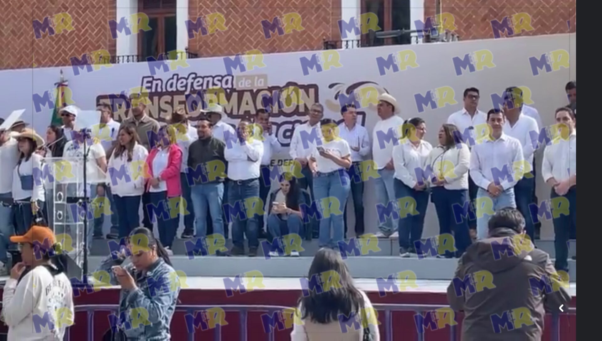 Presidentes municipales, diputados y funcionarios esperaban desde temprana hora a los burócratas que marcharon desde el asta bandera de Tlaxcala. MR Noticias 