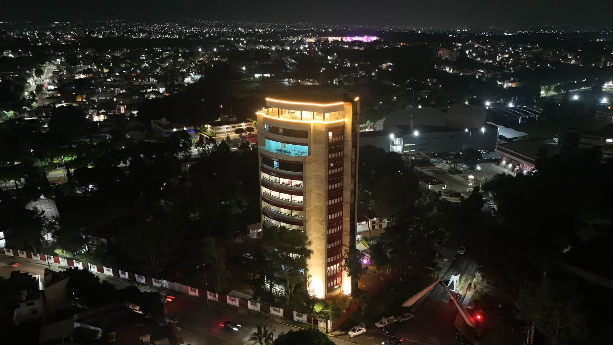 Ilumina UATx su Torre de Rectoría e inicia una nueva etapa de servicio a la comunidad