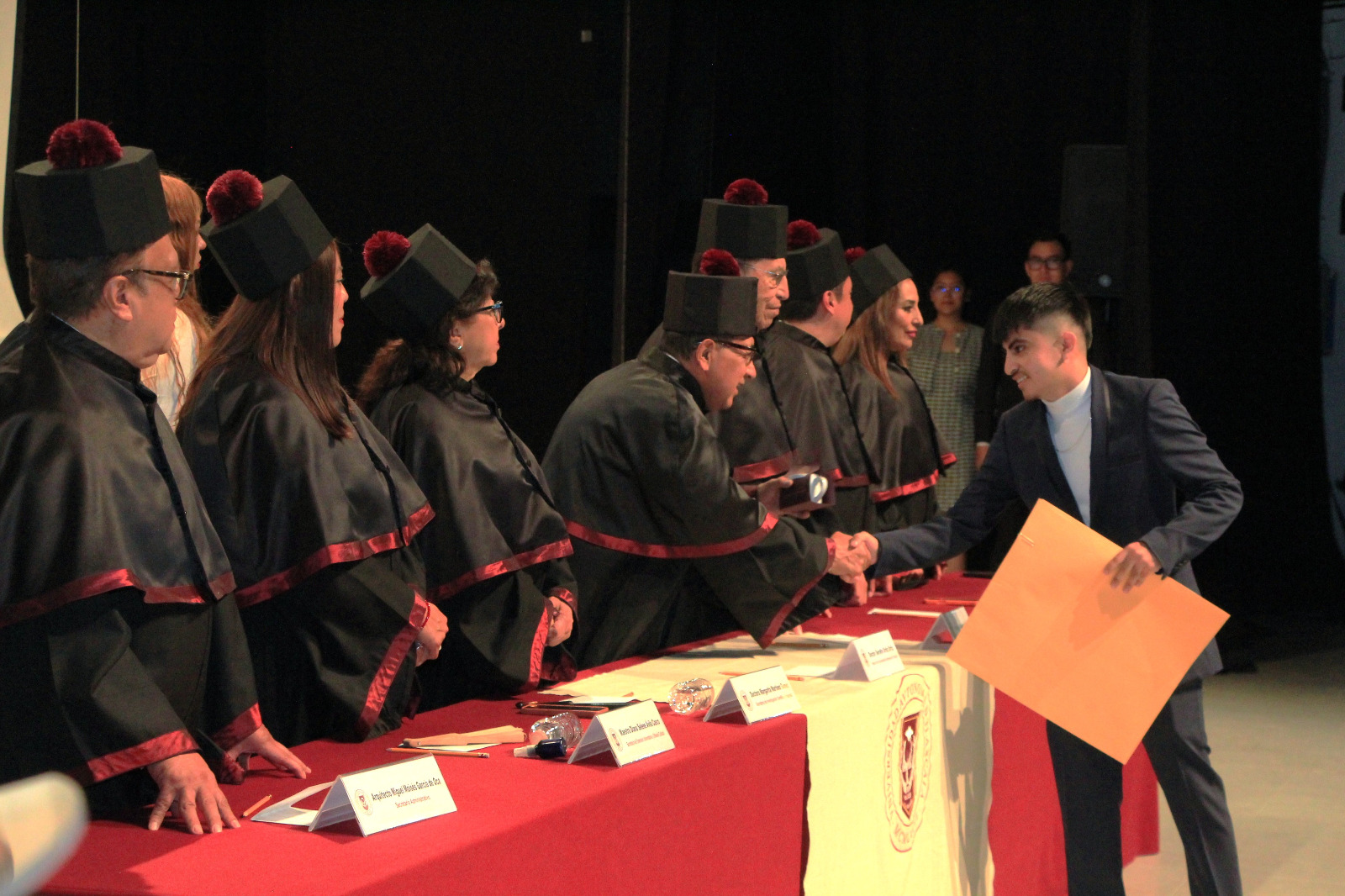 La UATx fortalece su legado con la entrega de 776 títulos profesionales